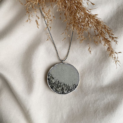 Collier en béton | bijoux en béton | béton gris clair | pyrite concassée | collier de déclaration | pendentif en laiton | acier inoxydable